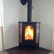 Недорогая печь-камин Бавария Эко угловая с плитой одна конфорка фото в интерьере в Витебске