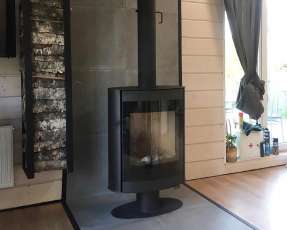 Печь-камин с теплообменником Мета-Бел АОТ 7.0-01 Свитязь фото в интерьере в Витебске