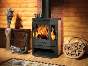 Стальной камин с дровницей Бавария призматик с плитой фото в интерьере в Витебске