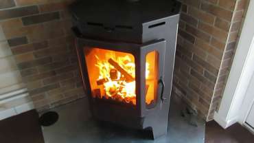 Печь-камин Бавария призматик пристенно-угловой фото в интерьере в Витебске