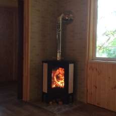 Стальной камин с большим стеклом Бавария угловая Амазонка бай фото в интерьере в Витебске