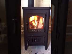 Чугунный недорогой камин со стеклом Бавария Оптима Чугун с плитой фото в интерьере в Витебске