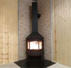 Стальной камин Бавария Мюнхен угловой чёрный (без перемычки) фото в интерьере в Витебске