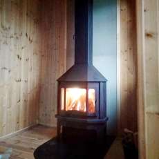 Стальной камин со стеклом Мюнхен угловой чёрный фото в интерьере в Витебске