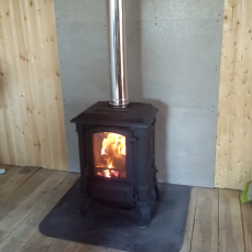 Печь-камин чугунный FireWay Bruno в интерьере чёрный Амазонка бай фото в Витебске