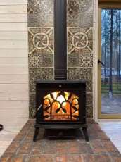 Печь-камин чугунный FireWay Demetra в интерьере Амазонка бай фото в Витебске