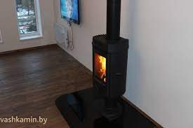 Печь-камин чугунный Invicta Mesnil в интерьере Амазонка бай фото в Витебске