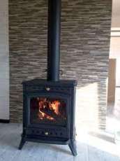 Печь-камин чугунный Invicta Altea в интерьере Амазонка бай фото в Витебске